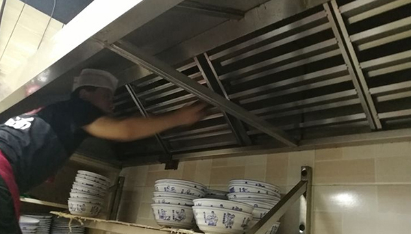 油煙凈化器使用時發(fā)出滋滋聲是什么原因？